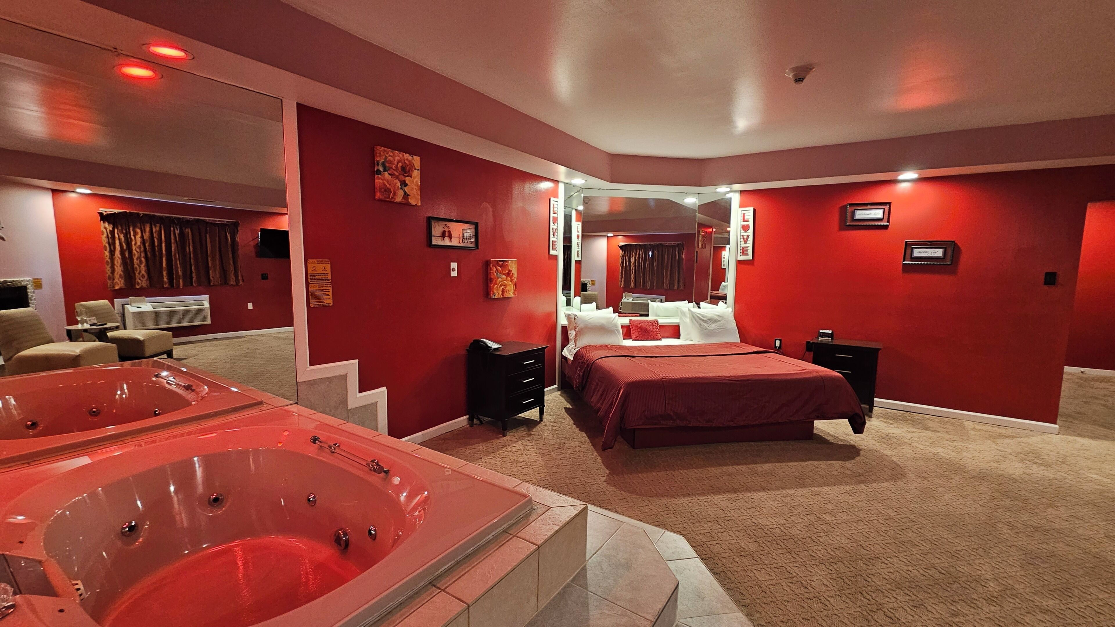Red Romantic Suite Hot Tub & fireplace