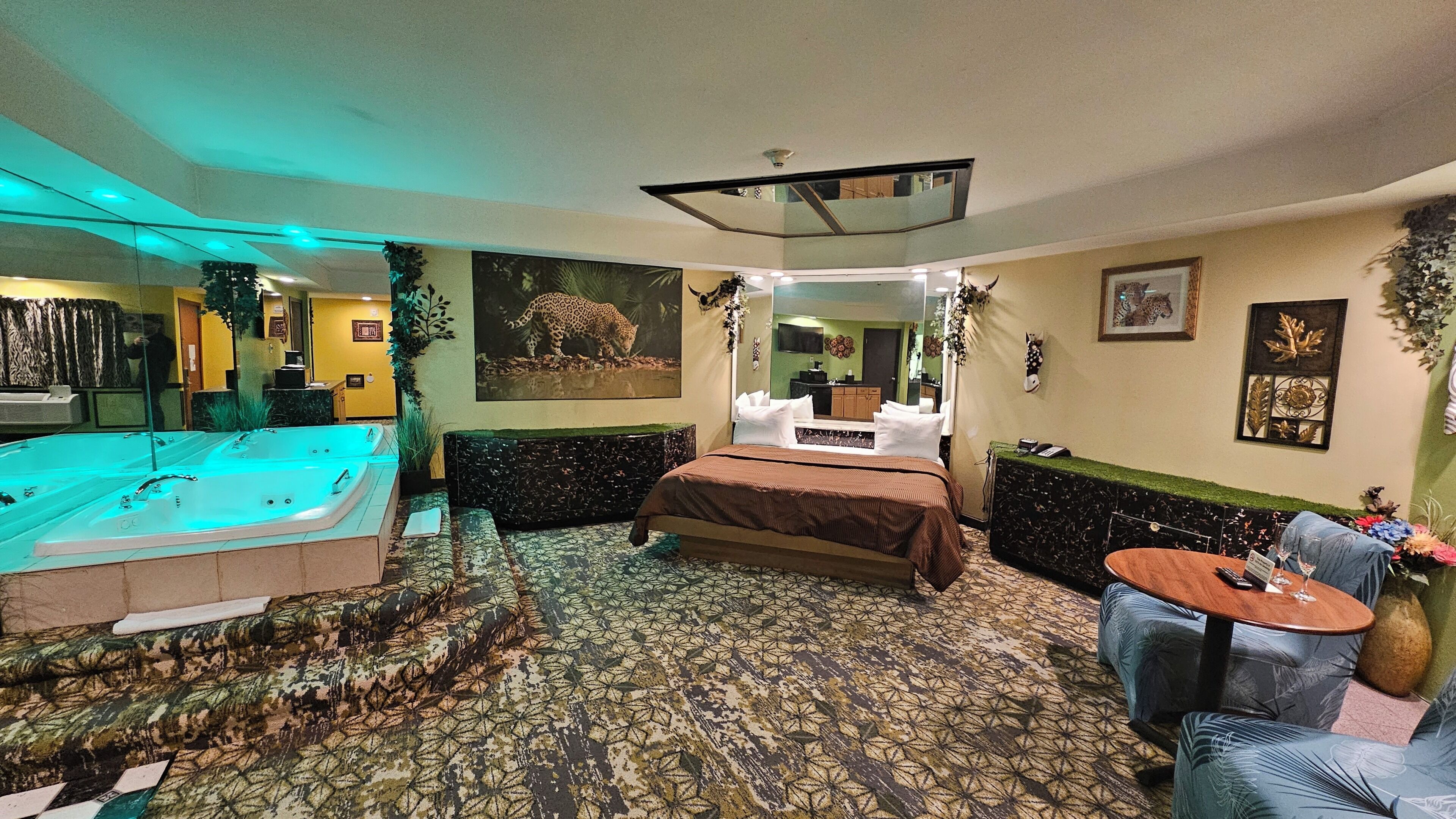 Jungle Romantic Hot Tub-Fireplace Suite