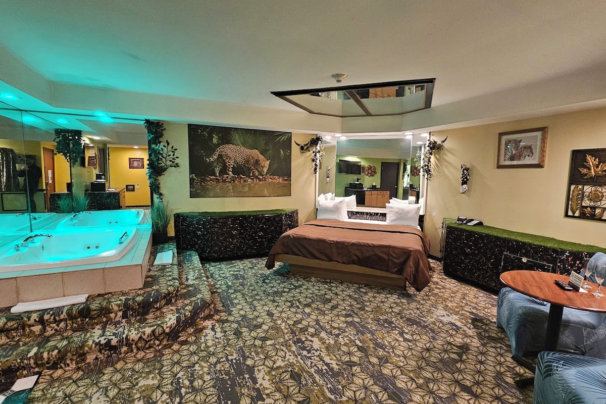 Jungle Romantic Hot Tub-Fireplace Suite