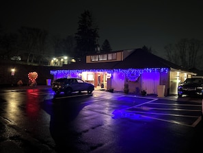 Fassade der Unterkunft – Abend/Nacht
