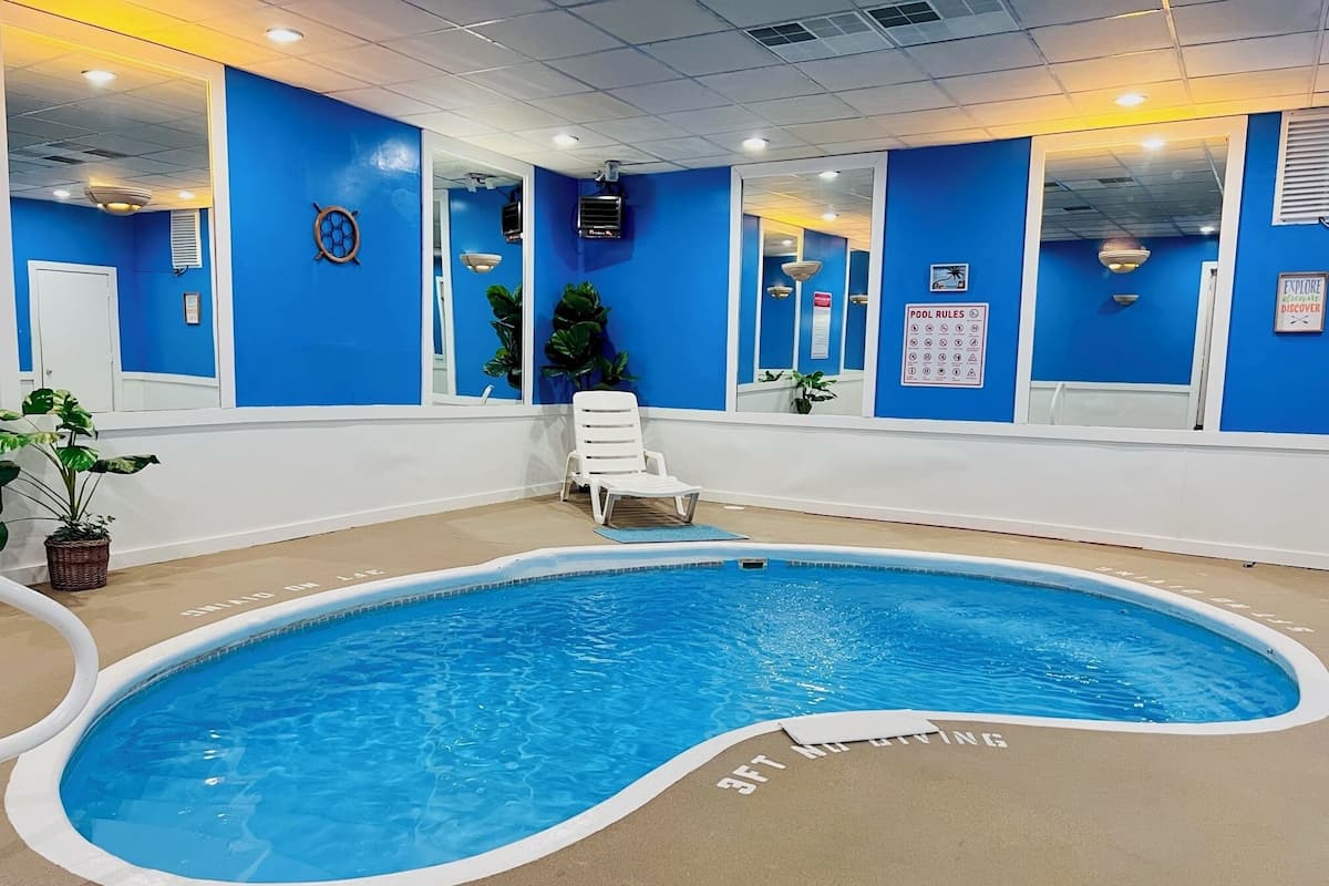 Quarto presidencial, 1 cama King, para não fumantes, vista para a piscina | Banheiro | Produtos de toalete grátis, secador de cabelo, toalhas de banho