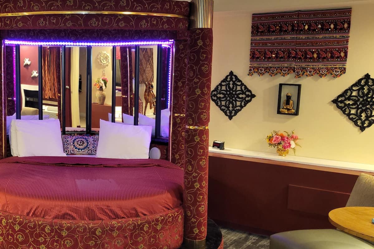 Suíte estúdio real, 1 cama King, para não fumantes, banheira de hidromassagem | Roupas de cama premium, edredons de pluma