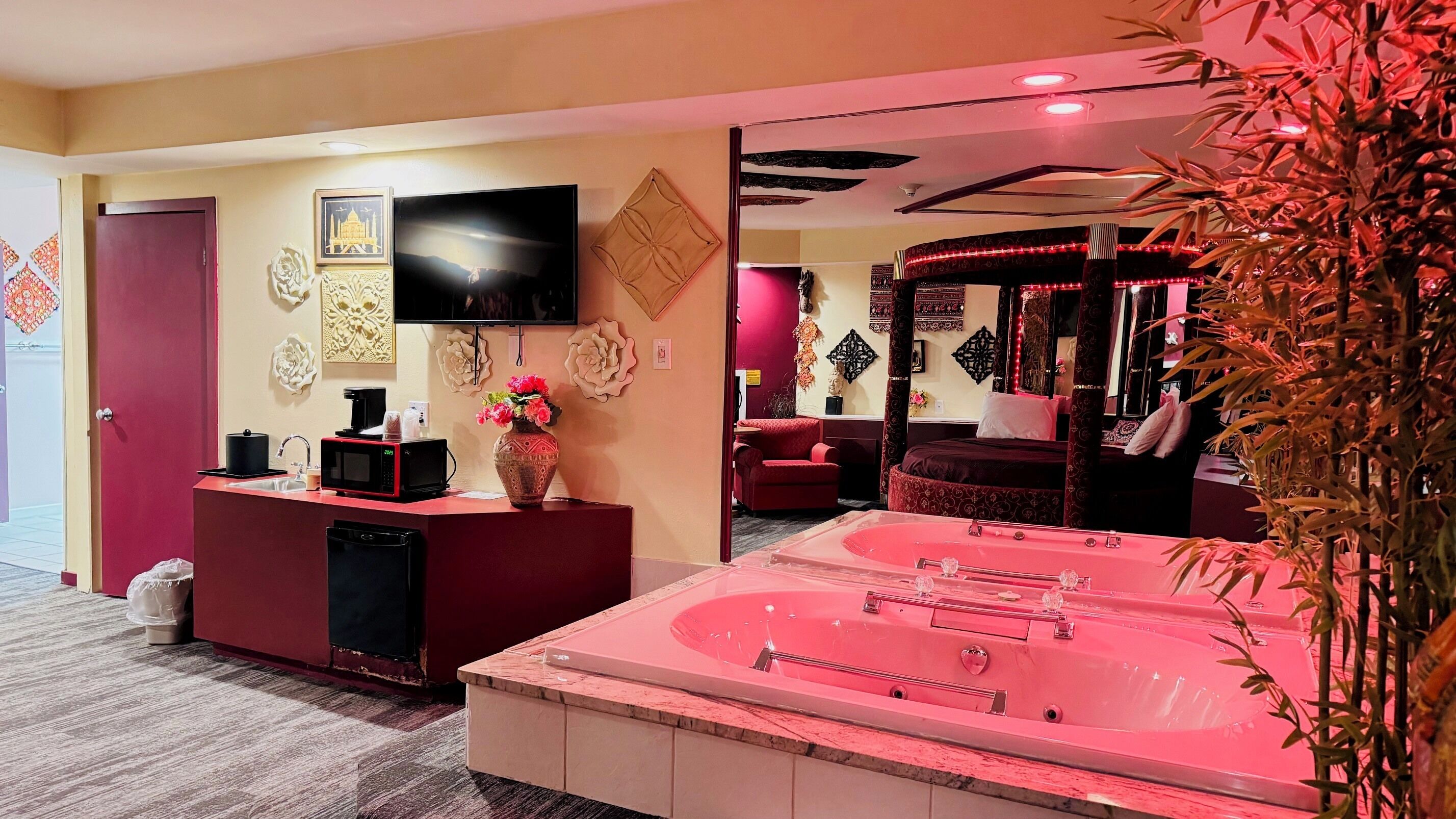 Asian Theme Suite with Hot Tub-Fireplace | Jetted bathtub