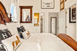 4 عدّة غرف نوم ومكواة/لوح كي وواي فاي وملاءات أسرّة