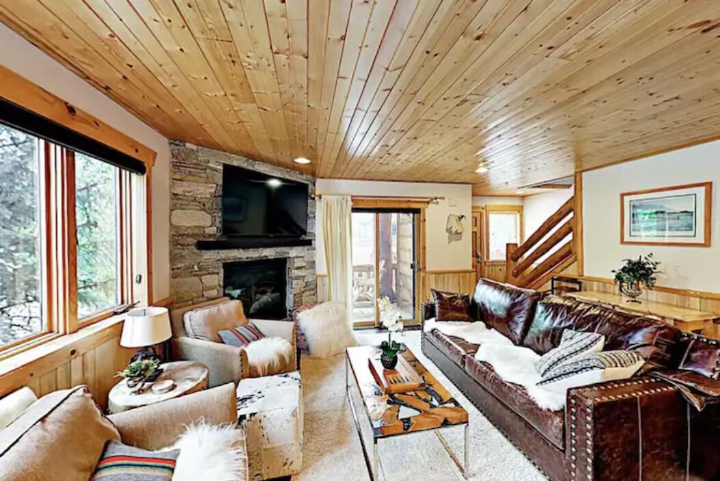 NEW! ENTIRE Cabin townhome-HOT TUB-FIREPLACE-Garage-Walk to SKI LIFT