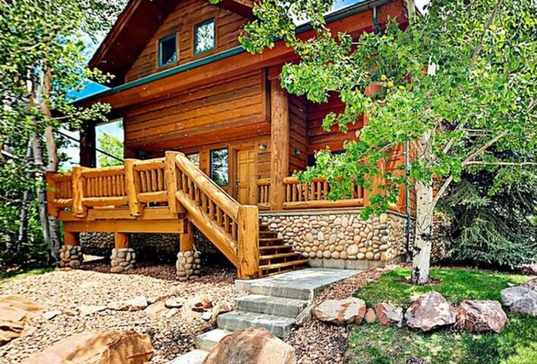 Exterior - NEW! ENTIRE Cabin townhome-HOT TUB-FIREPLACE-Garage-Walk to SKI LIFT (Park City)