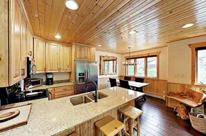 Fridge, microwave, oven, stovetop - NEW! ENTIRE Cabin townhome-HOT TUB-FIREPLACE-Garage-Walk to SKI LIFT (Park City)