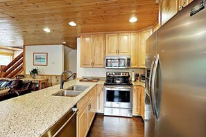 Fridge, microwave, oven, stovetop - NEW! ENTIRE Cabin townhome-HOT TUB-FIREPLACE-Garage-Walk to SKI LIFT (Park City)