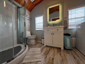 Regadera, amenidades de baño ecológicas, secadora de cabello, toallas 