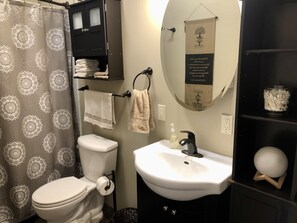 Badewanne, Haartrockner, Handtücher, Toilettenpapier