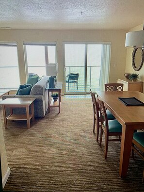 Fernseher, Kamin, Tischtennisplatte