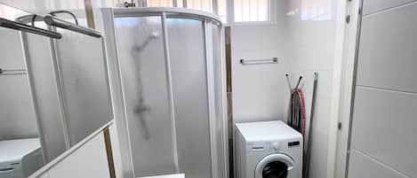 Shower, hair dryer, towels