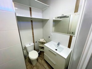 Suihku, hiustenkuivaaja, pyyhkeet