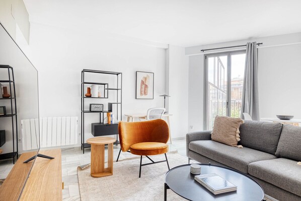 Télévision, chaîne hi-fi