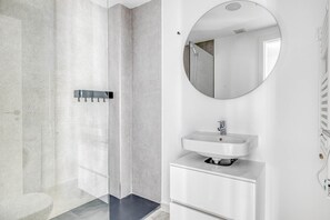 Sèche-cheveux, serviettes fournies