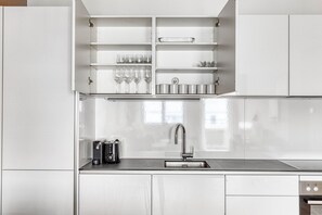 Fridge, microwave, oven, stovetop - Hip Brigittenau 2BR w/ Roof & Pvt Loggia, nr Handeskai, by Blueground (Vienna)