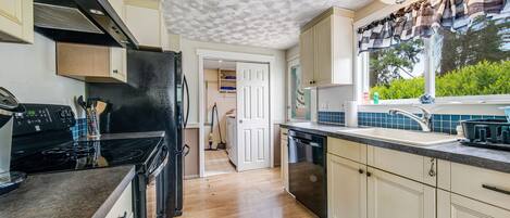 Frigorífico, microondas, horno y placa de cocina