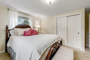 2 bedrooms, iron/ironing board, Internet, bed sheets