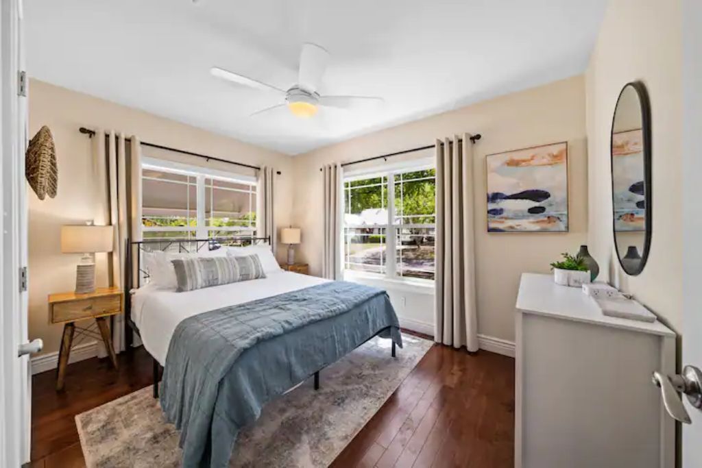 4 sovrum, skrivbord, strykjärn/strykbräda och resesäng