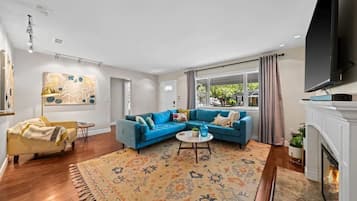 Älytelevisio, videopelejä, pöytätennispöytä, kirjoja