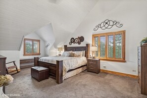 4 bedrooms, desk, iron/ironing board, free WiFi