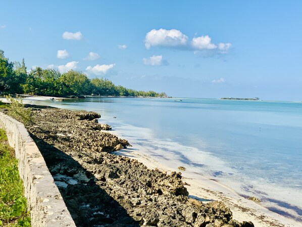 Beach nearby, white sand, beach towels - The Cay House (Mangrove Cay)
