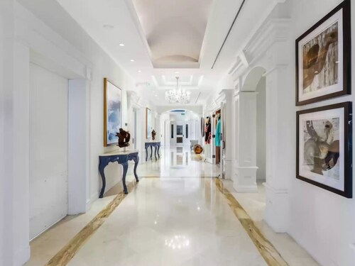 Beautiful 1 Bedroom Ocean view/private garden with access to a rooftop pool!