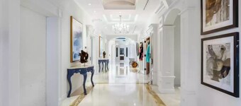 Beautiful 1 Bedroom Ocean view/private garden with access to a rooftop pool!