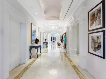 Beautiful 1 Bedroom Ocean view/private garden with access to a rooftop pool!