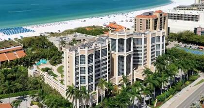 Beautiful 1 Bedroom Ocean view/private garden with access to a rooftop pool!