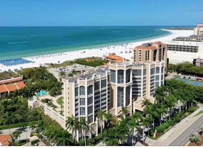 Beautiful 1 Bedroom Ocean view/private garden with access to a rooftop pool!
