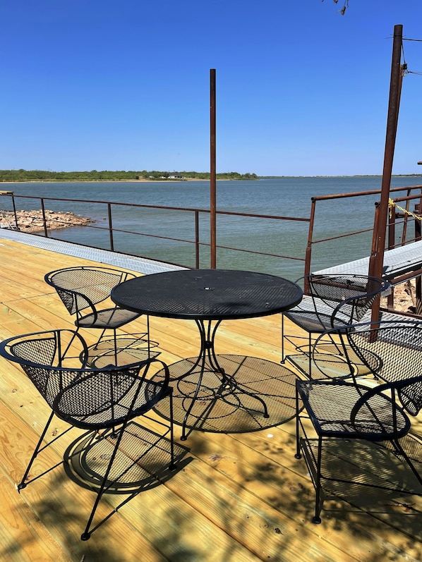 Outdoor dining - On Lake Fort Phantom Hill Lake with a dock out to the water! (Abilene)