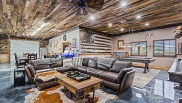 TV connectée, cheminée, jeux vidéo, table de tennis de table