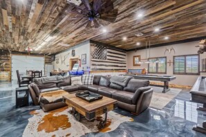 Älytelevisio, takka, videopelejä, pöytätennispöytä