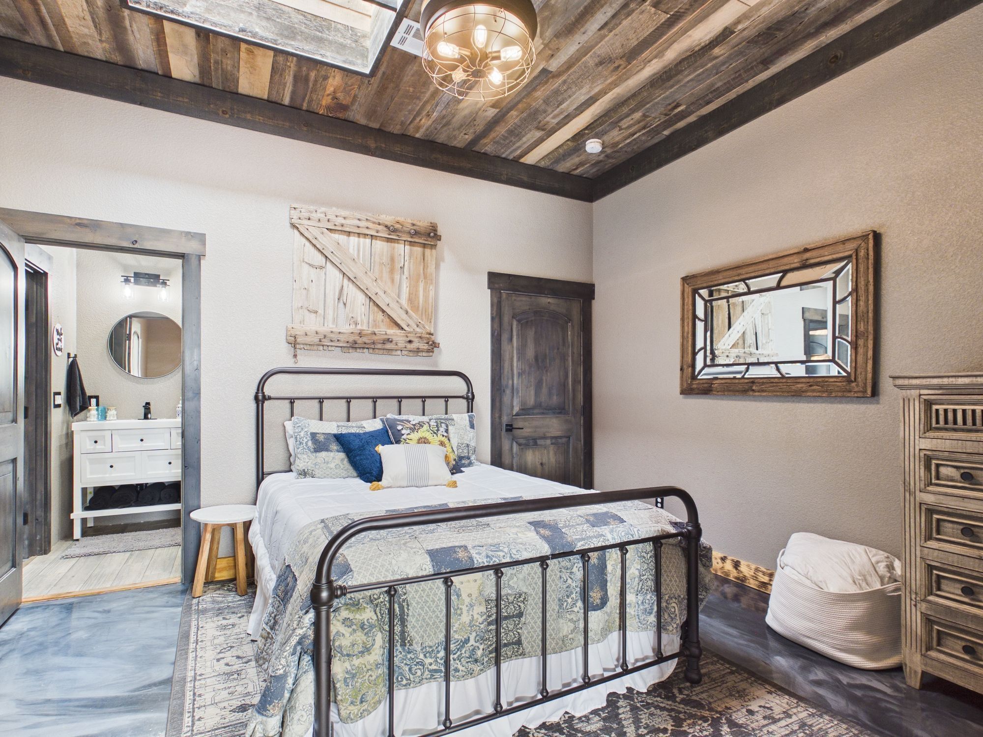 1 bedroom, iron/ironing board, travel crib, free WiFi