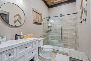 Duschwanne, Haartrockner, Handtücher, Seife