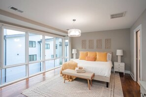 8 habitaciones, escritorio y tabla de planchar con plancha