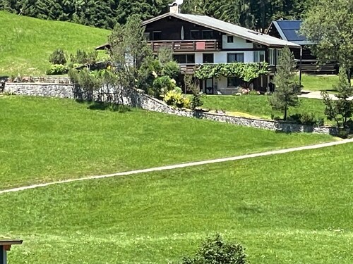 Appartement de vacances Fewo 2 am Auweg avec vue sur la montagne, jardin partagé et Wi-Fi.