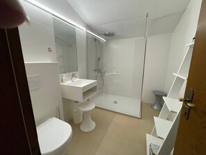 Dusche, Haartrockner, Handtücher