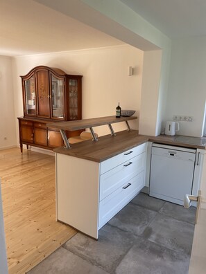 KĂŒhlschrank, Mikrowelle, Ofen, Herdplatte