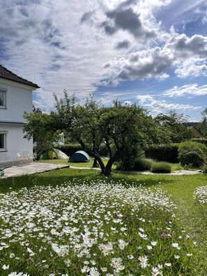 Property grounds - Holiday Home "Hofberg Villa" with Terrace, Open Garden and High-speed Wi-Fi (Landshut)