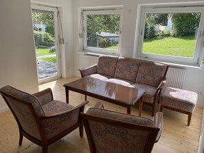 Living area - Holiday Home "Hofberg Villa" with Terrace, Open Garden and High-speed Wi-Fi (Landshut)