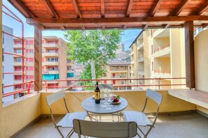 Outdoor dining - Casa Rosa, Lugano, Switzerland (Lugano)