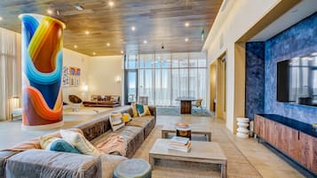 電視、壁爐、乒乓球設施、書籍