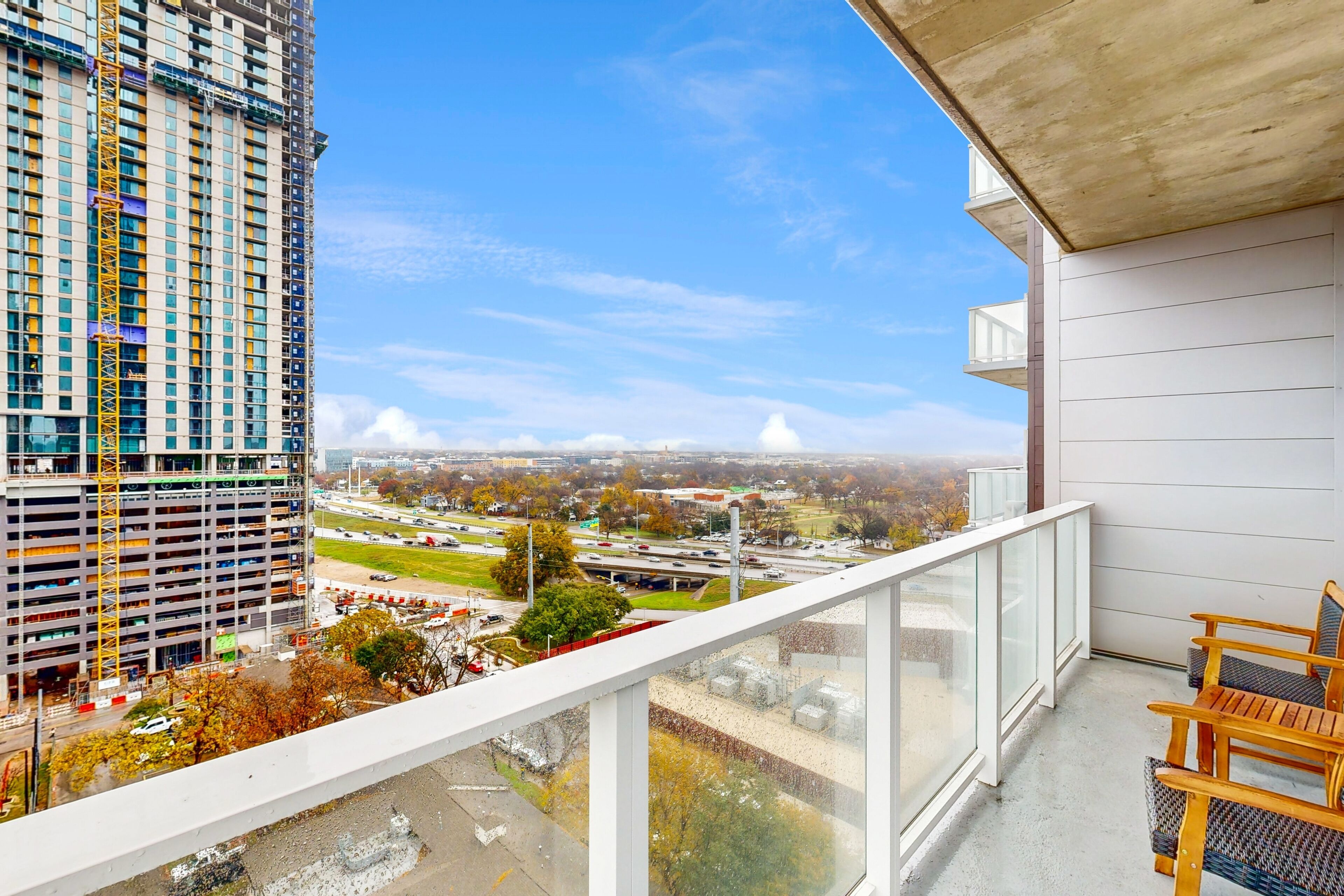Historic Rainey St. condo with lake & skyline views - rooftop pool & gym