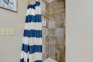 Towels - Sunny, single-level condo with a pool, hot tub, & tennis courts - walk to beach (North Myrtle Beach)