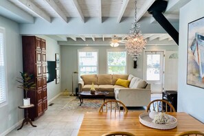 Smart TV, tavolo da calcetto, impianto stereo, monitor per computer