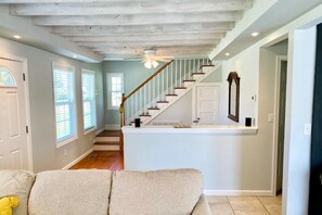 Smart TV, tavolo da calcetto, impianto stereo, monitor per computer