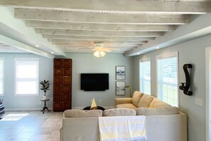 Smart TV, tavolo da calcetto, impianto stereo, monitor per computer