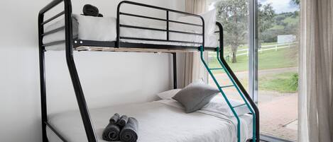 5 slaapkamers, een bureau, een strijkplank/strijkijzer, gratis wifi